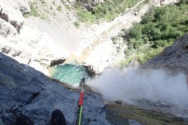 Antoine descend la première partie de la grande cascade - canyoning mt Perdu - Espagne
